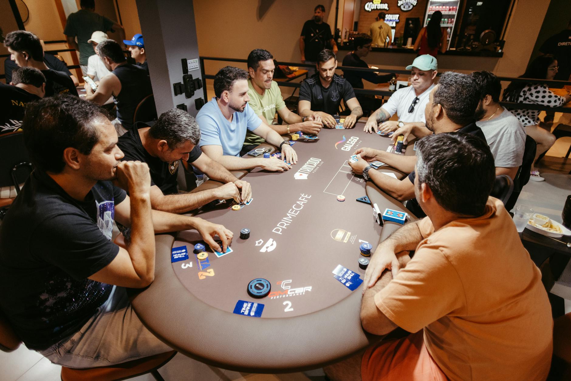 Trong blackjack, quyết định rút thêm luôn cần dựa vào cả điểm của bạn và lá ngửa của nhà cái.