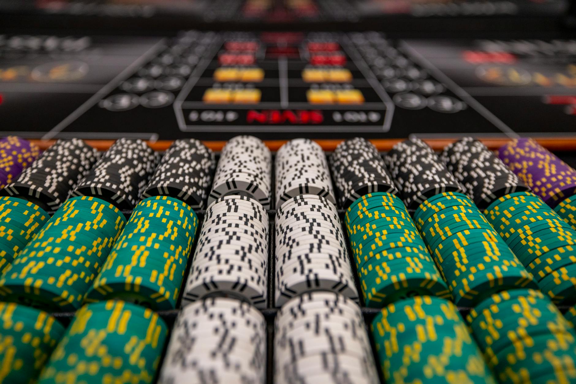 Nhiều tình huống trong blackjack không nên quyết định theo cảm giác mà cần bám chiến thuật cơ bản.